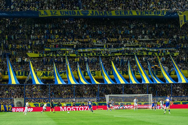 What are the effects of sandbag training on core stability and muscle endurance?